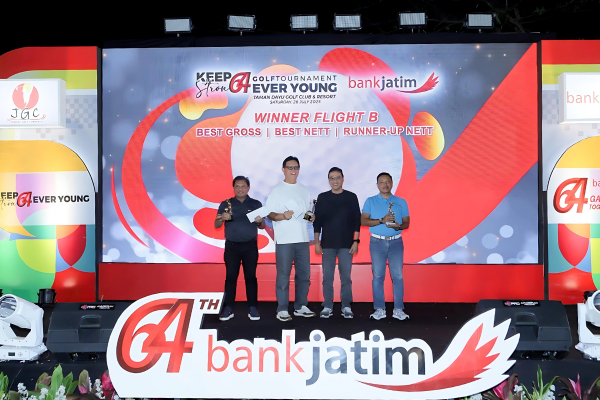Direktur SSI Raih Best Gross Winner Flight B di Turnamen Golf HUT Bank Jatim ke-64